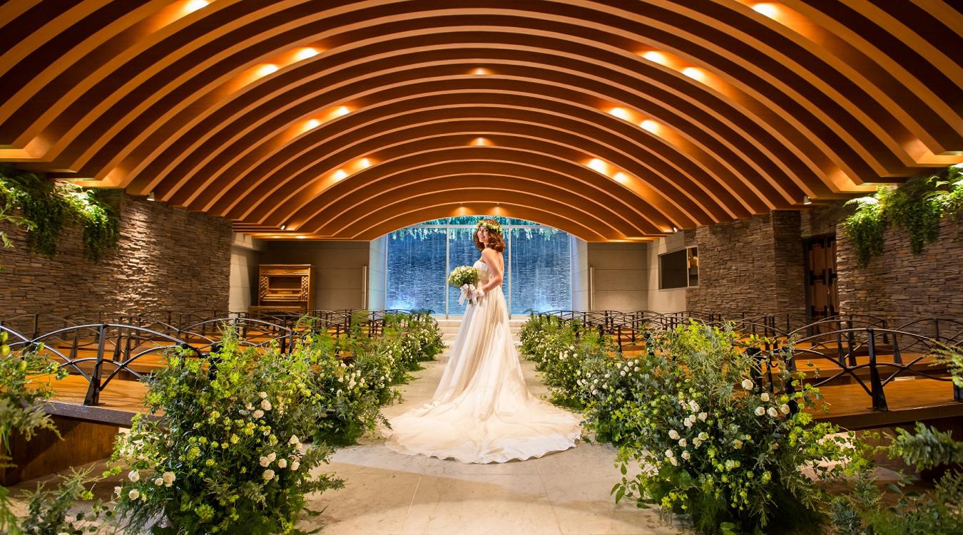 GLOBAL WEDDING DIADE(グローバルウエディング ディアーデ)。樹々や石、滝の流れなど、ビルの外観からは想像できない自然溢れるチャペル。挙式後に現れるアフターセレモニー専用空間も幻想的