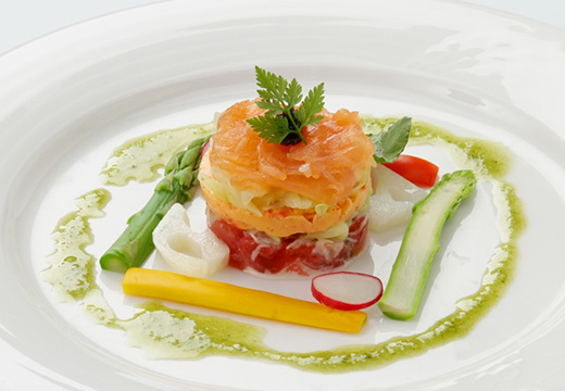 GLOBAL WEDDING DIADE(グローバルウエディング ディアーデ)。地元の食材を使った料理は、お箸で食べられる和風創作フレンチ