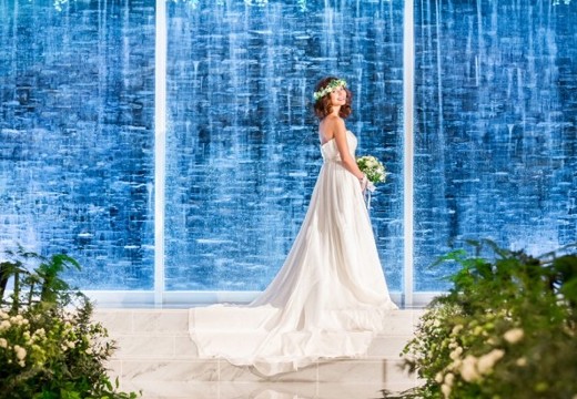 GLOBAL WEDDING DIADE（グローバルウエディング ディアーデ）。挙式会場。光と水のキャンバスが、花嫁をより一層美しく輝かせます