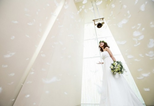 GLOBAL WEDDING DIADE(グローバルウエディング ディアーデ)。挙式会場。アフターセレモニー専用空間で行うフェザーシャワーも感動的