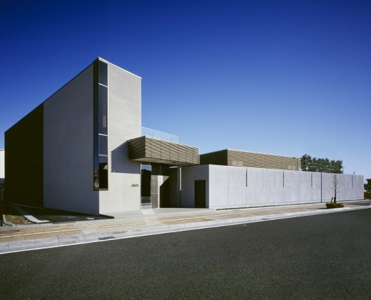 TAKASAKI MONOLITH(高崎モノリス)。アクセス・ロケーション。ストイックなまでにシンプルで重厚感のある外観が目印