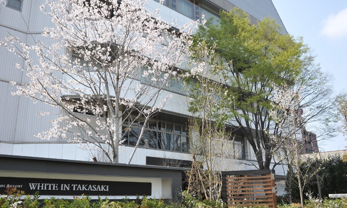 WHITE IN TAKASAKI（ホワイトイン高崎）（休業中）。アクセス・ロケーション。鎌倉時代から続く由緒ある『高崎神社』に隣接する『ホワイトイン高崎』