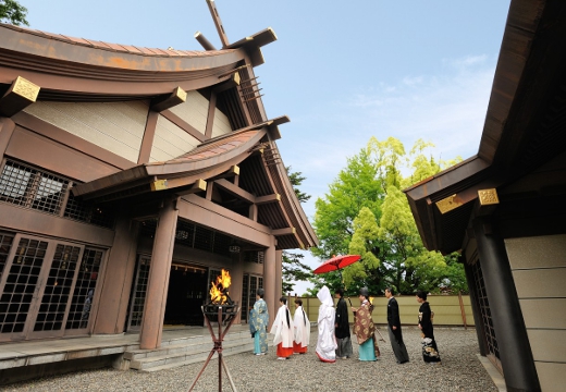 WHITE IN TAKASAKI（ホワイトイン高崎）（休業中）。玉砂利を踏みしめながらの「参進の儀」から始まる本格的な神前式