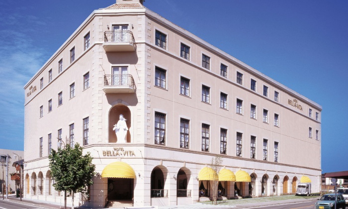 HOTEL BELLA-VITA(ホテル ベラヴィータ)。アクセス・ロケーション。南欧風の白いおしゃれな建物は、結婚式にふさわしい雰囲気です