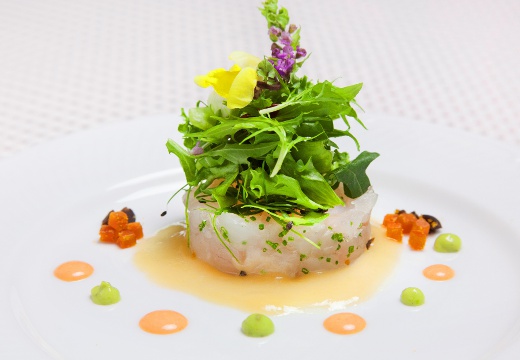 HOTEL BELLA-VITA(ホテル ベラヴィータ)。料理。テーブルを華やかに彩る、アートを思わせる美しい一皿