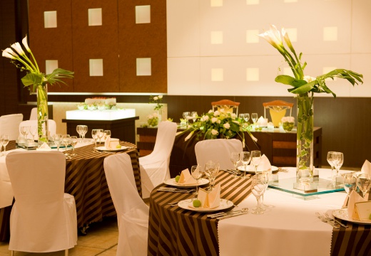 HOTEL BELLA-VITA（ホテル ベラヴィータ）。披露宴会場。テーブルコーディネートのテイストで会場の印象も変化します