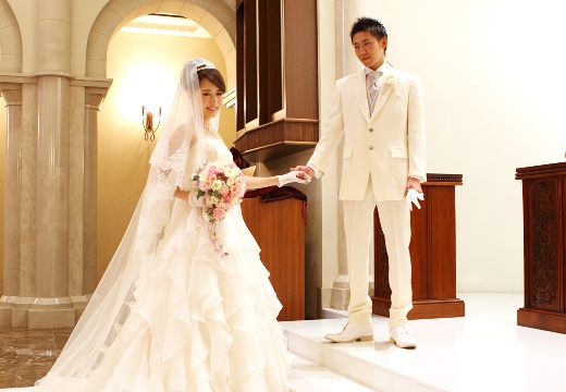 HOTEL BELLA-VITA(ホテル ベラヴィータ)。挙式会場。光に包まれた祭壇でふたりは永遠の愛を誓い合います