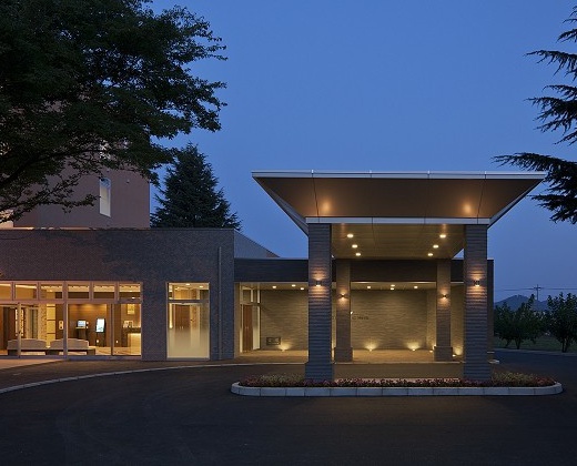 桐生グランドホテル。アクセス・ロケーション。エントランスの向こうには、癒しと安らぎの空間が広がります