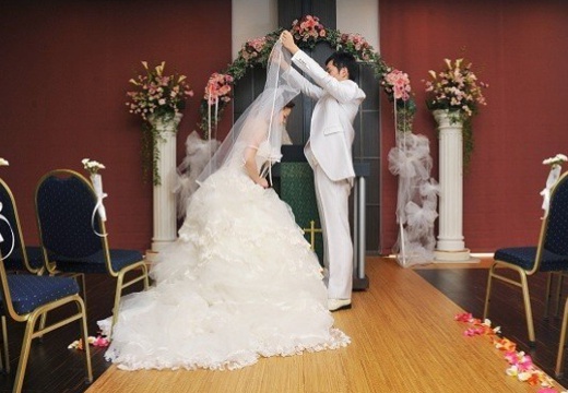 桐生グランドホテル。挙式会場。落ち着きのあるウッド調の設えが印象的な屋内チャペル