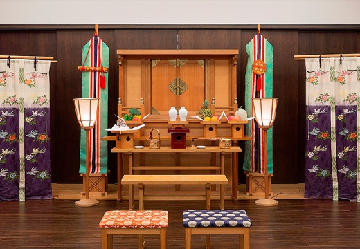 桐生グランドホテル。挙式会場。凜とした空気が漂う神殿には、最大40名まで収容可能です