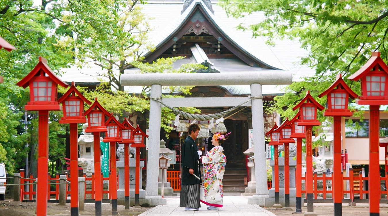 上野総社神社。凛とした空気が漂う緑豊かな境内。御社殿へと続く灯篭が建ち並ぶ参道は撮影スポットとしても人気です