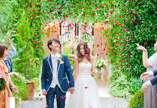 鈴華Grace(鈴華グレイス)。挙式会場。緑に包まれるガーデンで、ゲストから祝福のフラワーシャワーを