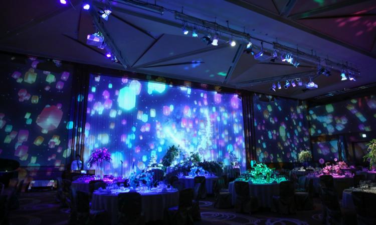 ANAインターコンチネンタルホテル東京。演出・小物。会場の3壁面を一つの巨大スクリーンに見立てた大迫力のプロジェクションマッピング