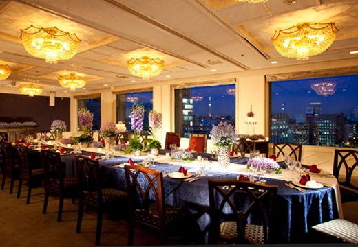 KKRホテル東京。披露宴会場。東京スカイツリー©を望む『朱鷺』ではナイトウェディングも人気