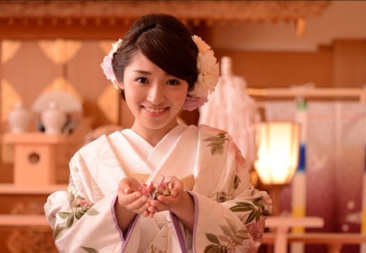 KKRホテル東京。挙式会場。『鳳竹殿』での厳かな挙式後は折り鶴シャワーでゲストから祝福