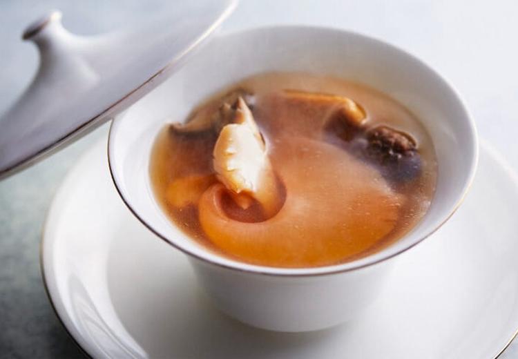 LUCIS(ルーキス)。料理。フカヒレやオマール海老など国内外から集めた贅沢な食材を使用