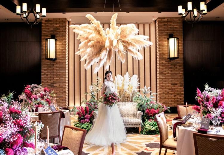 LUCIS(ルーキス)。披露宴会場。天井からの吊り花など大胆な会場装飾も映える華やかな空間