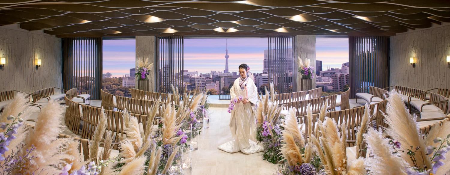 LUCIS(ルーキス)。挙式会場。教会式と人前式に対応するチャペルは100名まで。会場内のコーディネートは希望のイメージに合わせて自由にアレンジ可能です