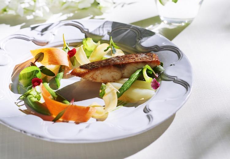 南青山サンタキアラ教会。料理。色とりどりの野菜が主役の前菜は美しいパレットのよう