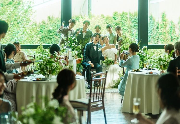 南青山サンタキアラ教会。披露宴会場。木の温もりを感じながら大切なゲストと過ごせる空間