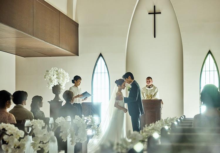 南青山サンタキアラ教会。挙式会場。教会内に灯りをともせば、自然光とはまた違う美しさを放ちます