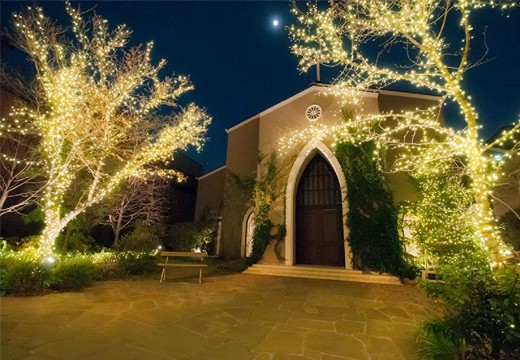 南青山サンタキアラ教会。挙式会場。夜は庭全体をライトアップすればファンタジックな雰囲気に変身