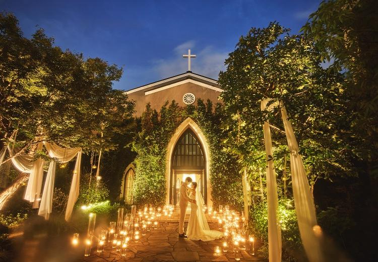 南青山サンタキアラ教会。挙式会場。夜は庭全体をライトアップすればファンタジックな雰囲気に変身