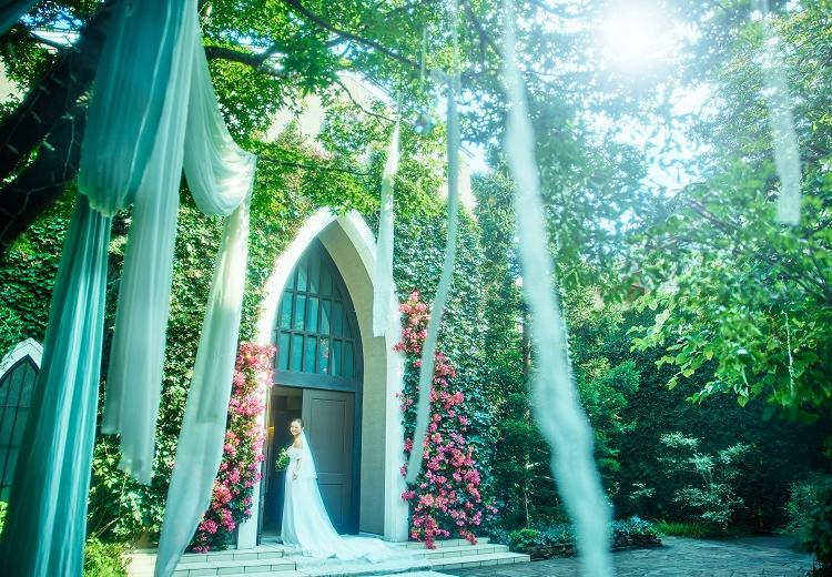 南青山サンタキアラ教会。挙式会場。どこを切り取っても画になるような空間が広がります