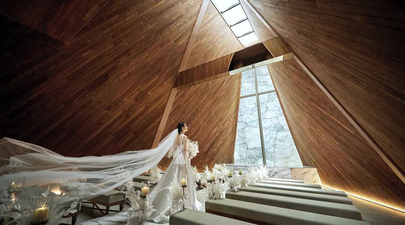 アーフェリーク白金。木の温もりに満ちたチャペルは天井高10mの神聖な空間。水音と生演奏の美しい音色が響き渡り挙式を感動的に演出してくれます