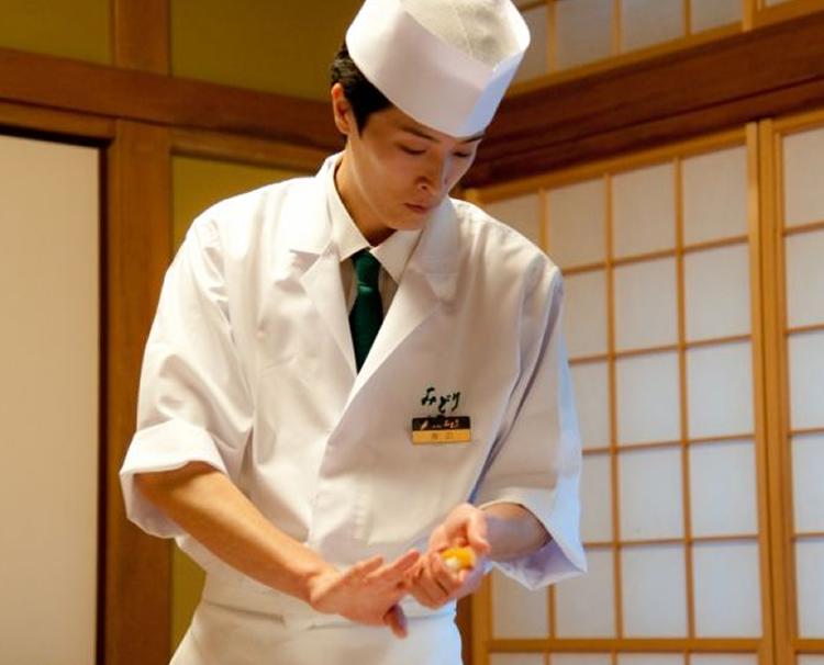 阿佐ヶ谷神明宮。演出・小物。ゲストのオーダーに応えて、見事な技を披露してくれる寿司職人
