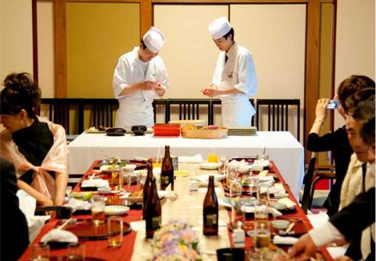 阿佐ヶ谷神明宮。披露宴会場。少人数の会食にぴったりの1階会場。握り寿司の実演も楽しめます
