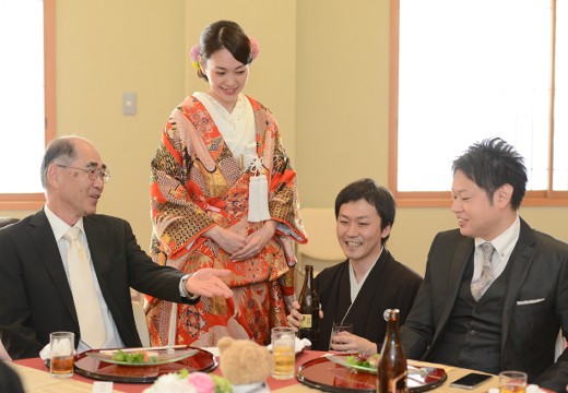 阿佐ヶ谷神明宮。披露宴会場。ゲスト同士の距離感も程よく、寛いで食事や会話を楽しめます