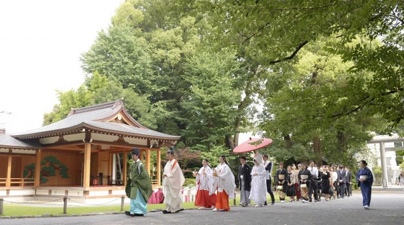阿佐ヶ谷神明宮。創建800年余の歴史がある『阿佐ヶ谷神明宮』。広い境内を歩む参進の儀などの儀式を通じて、新しい家族が誕生します