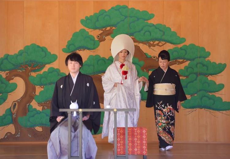 阿佐ヶ谷神明宮。挙式会場。幼い頃から慈しんでくれた母の手に導かれ、花嫁が入場します