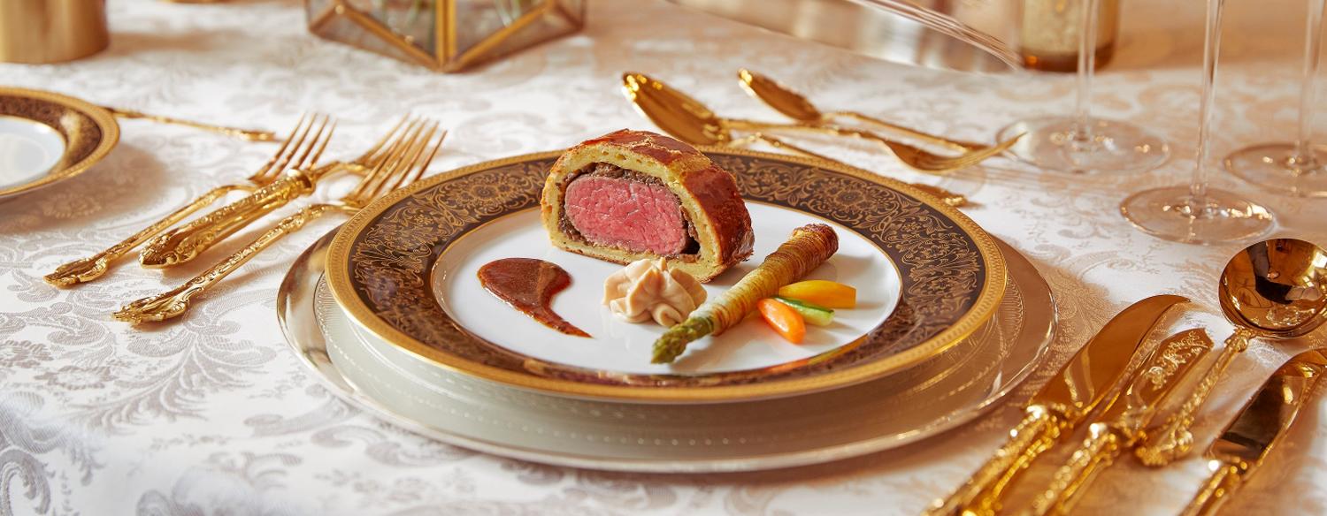 グランドプリンスホテル高輪 貴賓館。料理。『貴賓館』専用メニューは邸宅時代を思わせる金製のカトラリーで提供。格別なひと時を演出します