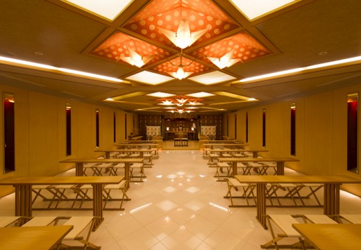 グランドプリンスホテル高輪 貴賓館。挙式会場。折り鶴をモチーフにした照明が印象的な神殿『雅』