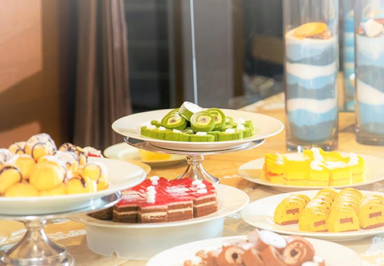 シンフォニークルーズウェディング。料理。カラフルなデザートがパーティーに華を添えてくれます