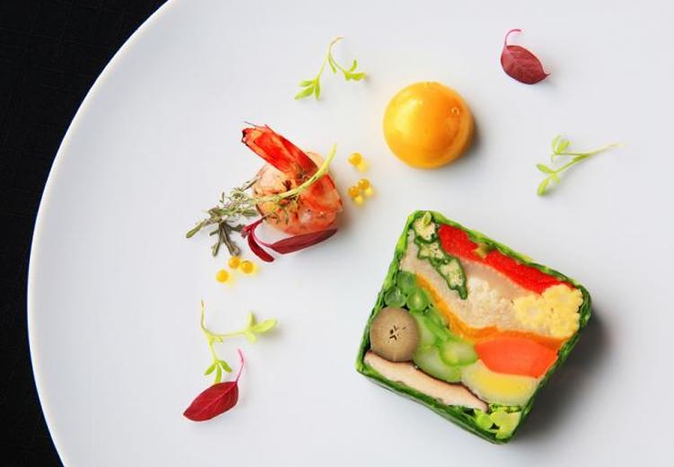 T’SUKI sur la mer(ツキ シュール ラ メール)。料理。彩りも美しいテリーヌはこちらのレストランの人気メニュー