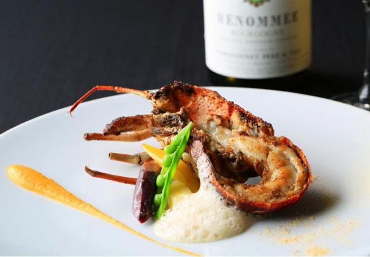 T’SUKI sur la mer(ツキ シュール ラ メール)。料理。伊勢海老など豪華な食材を使ったメニューも登場