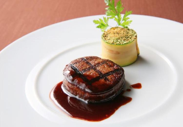 T’SUKI sur la mer(ツキ シュール ラ メール)。料理。素材の良さが際立つ料理は、洗練された盛り付けも魅力