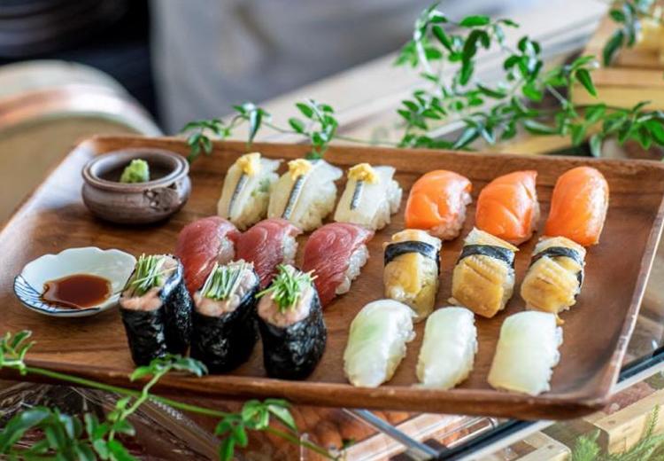 T’SUKI sur la mer(ツキ シュール ラ メール)。料理。鮮度抜群のネタを使った寿司はゲストからも好評です