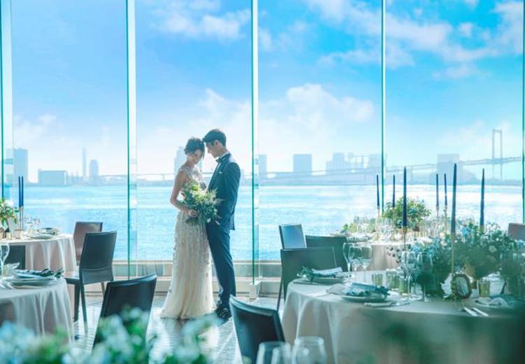 T’SUKI sur la mer(ツキ シュール ラ メール)。披露宴会場。ベイエリアの絶景を一望するバンケットは110名まで着席可能