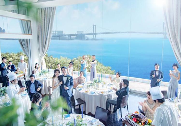 T’SUKI sur la mer(ツキ シュール ラ メール)。披露宴会場。6mの天井まで届く大きな一枚窓が開放感を演出