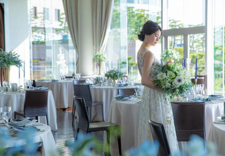 T’SUKI sur la mer(ツキ シュール ラ メール)。披露宴会場。明るい自然光が差し込み、花嫁を優しく照らします