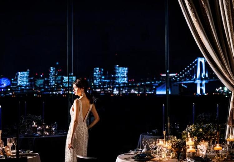 T’SUKI sur la mer(ツキ シュール ラ メール)。披露宴会場。幻想的な夜景に彩られたロマンティックなナイトウェディング