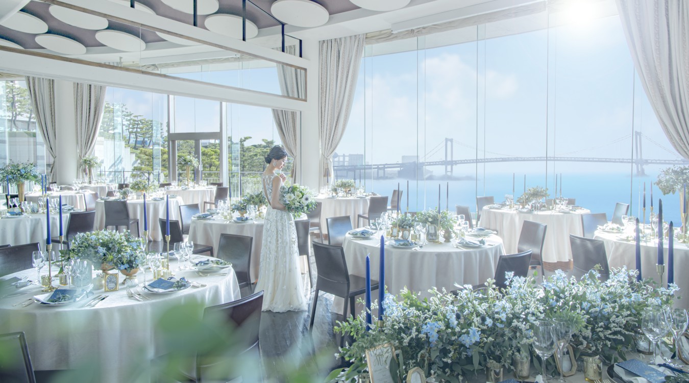 T’SUKI sur la mer(ツキ シュール ラ メール)。6mの天井まで届く大きな窓の先に、東京湾のオーシャンビューが広がるバンケット。優雅な景色と美食でのおもてなしが叶います