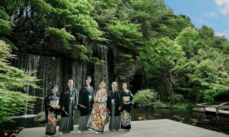 ホテル雅叙園東京。演出・小物。高さ7mの滝を有する美しい庭園。撮影スポットとしても人気を集めています