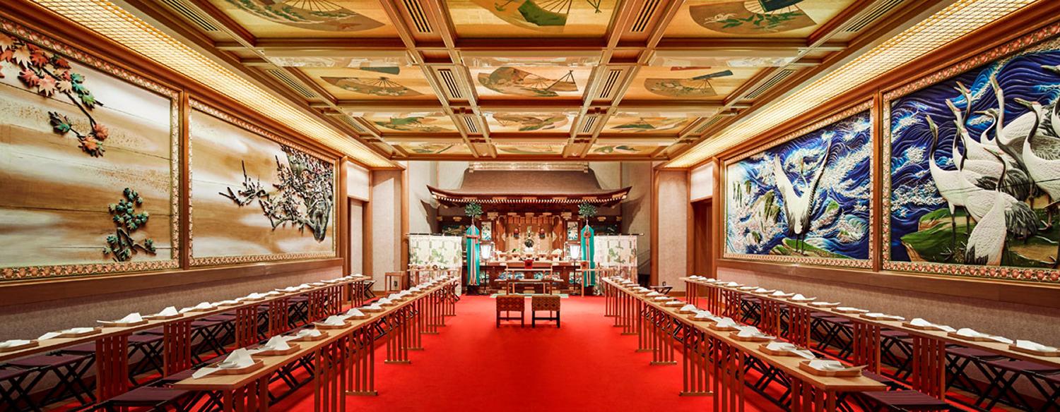 ホテル雅叙園東京。挙式会場。シックな石造りの『ガーデンチャペル』は、90名まで着席可能。専用のガーデンではオリジナルのセレモニーも行えます