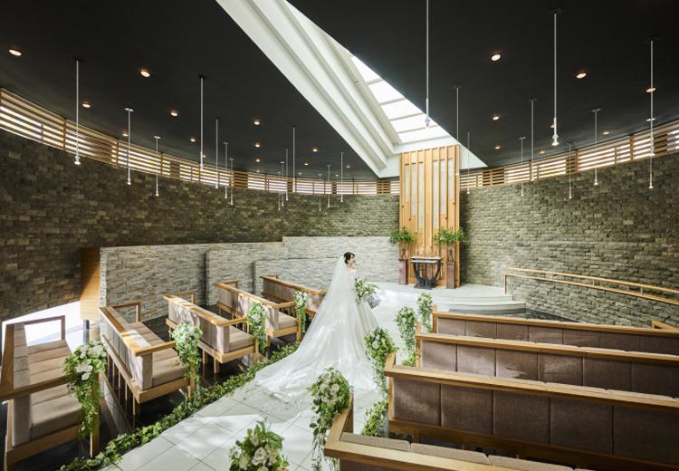 ホテル雅叙園東京。挙式会場。美術品が配された本社造りの『大巳殿』は、70名まで着席可能