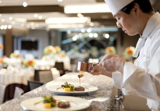 浅草ビューホテル。料理。スカイダイニングでは会場内でシェフが仕上げる料理を提供